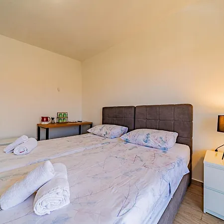 & Mirakul Guest house *