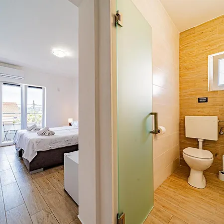& Mirakul Guest house
