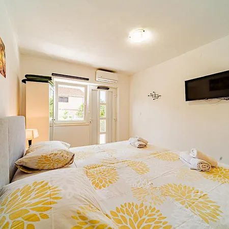 & Mirakul Guest house *
