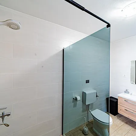 & Mirakul Guest house