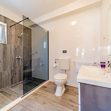 & Mirakul 3* וולה לוקה