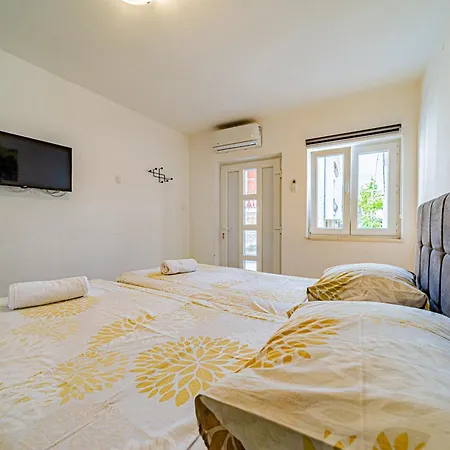 Guest house & Mirakul Vela Luka