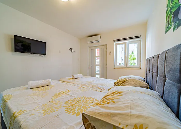 Guest house & Mirakul Vela Luka